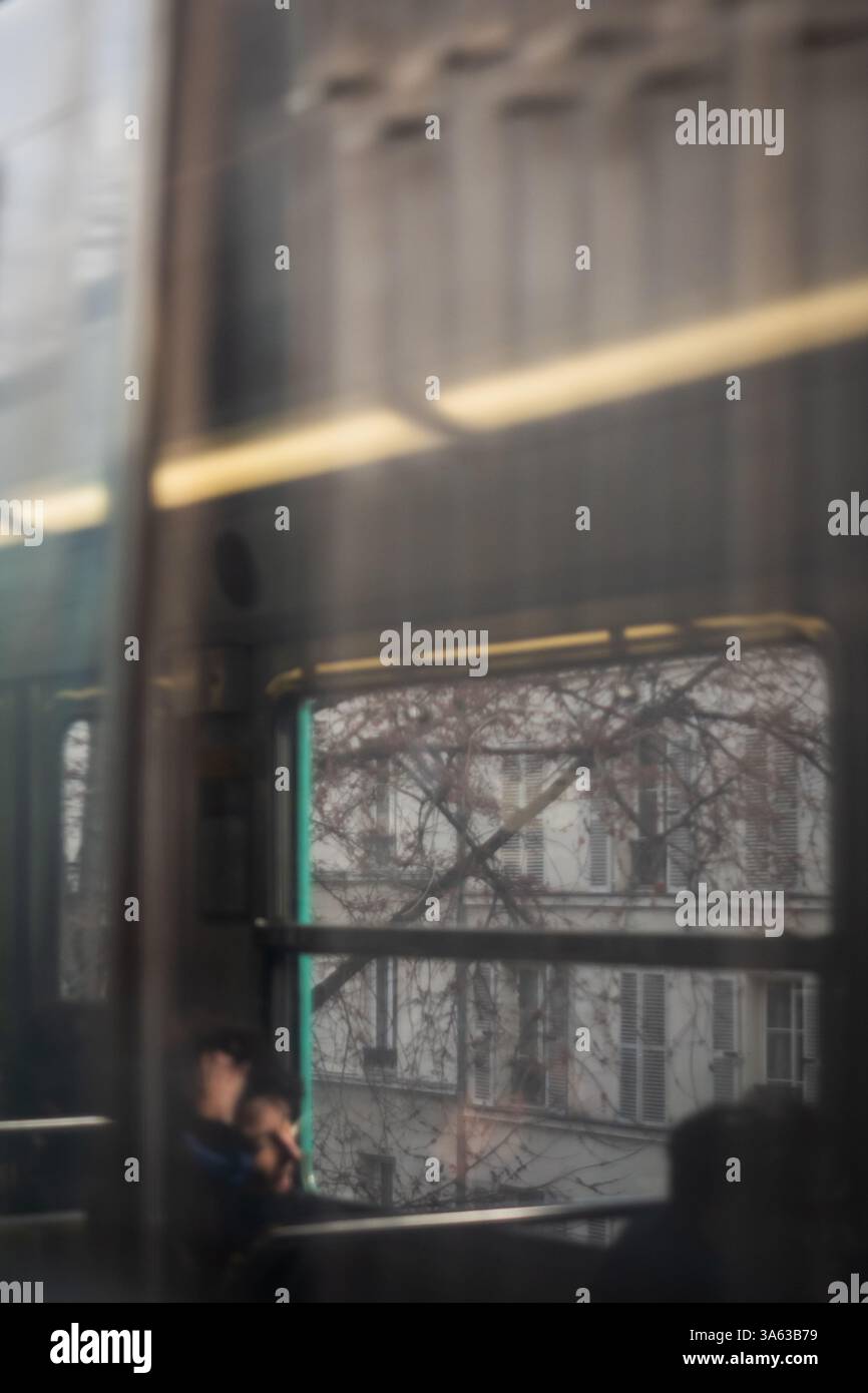 La donna della metropolitana nei quartieri di lusso - linea 6 a Parigi, Francia Foto Stock