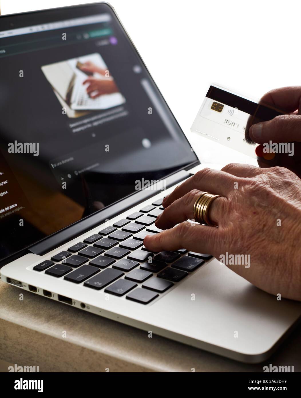 "Shopping online sicuro: Un'esperienza digitale moderna" Foto Stock