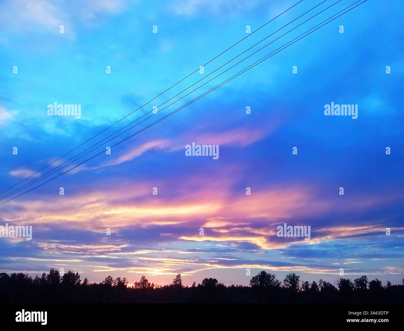 Cielo estivo al tramonto in campagna, giallo rosa e blu Foto Stock