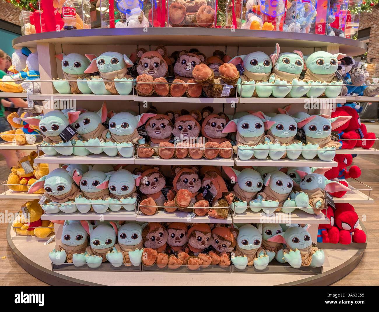 Orlando, Stati Uniti, 17 dicembre 2024, Disney Yoda e Ewok Plush Toys in mostra in un negozio Foto Stock