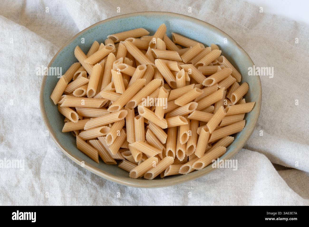 Pasta di penna con riso marrone crudo Foto Stock