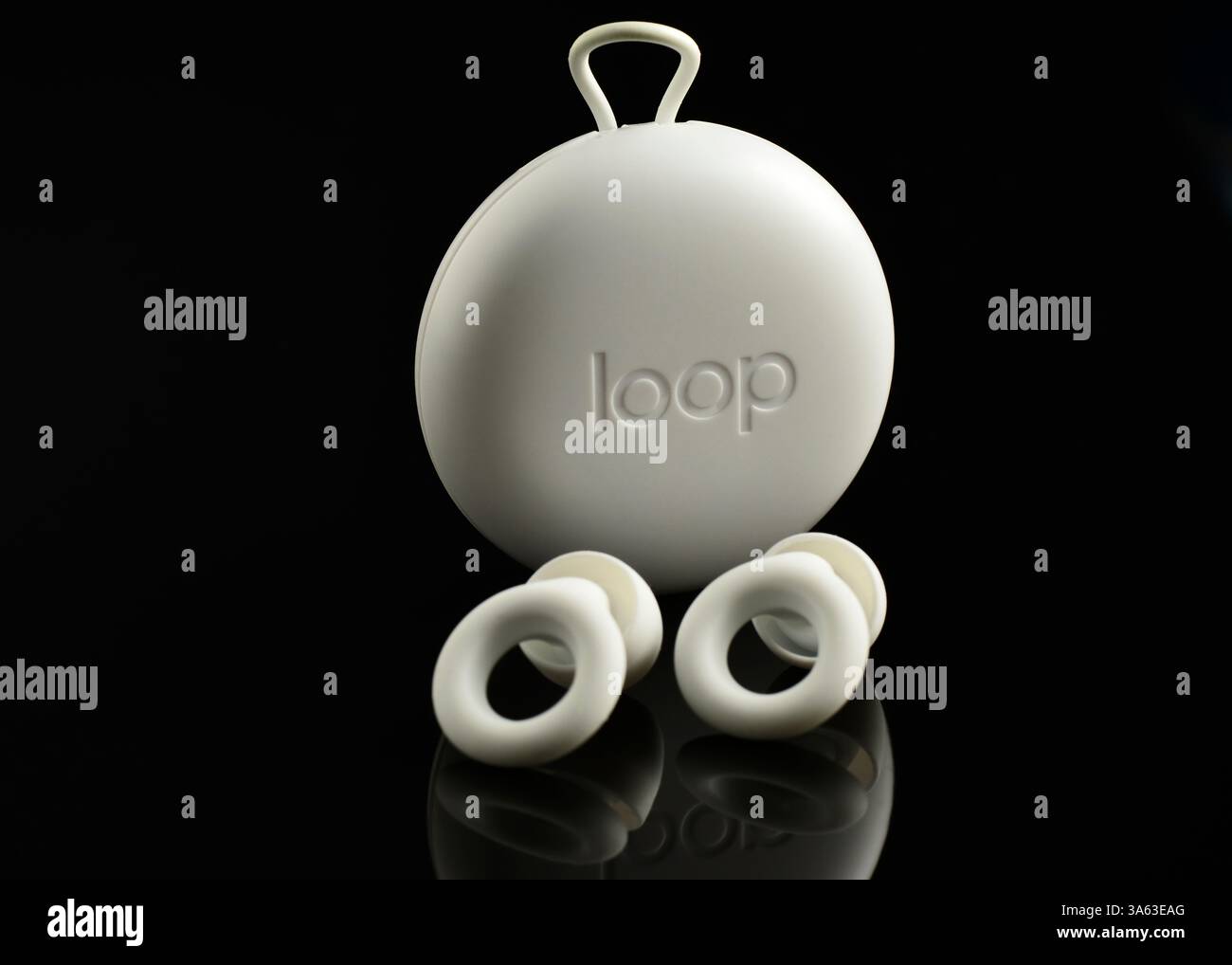 Inserti auricolari Loop Quiet, inserti auricolari Loop, White Loop, Loop, inserti auricolari Loop White, custodia da trasporto ad anello, custodia da trasporto per inserti auricolari, custodia da trasporto per inserti auricolari ad anello, nera Foto Stock