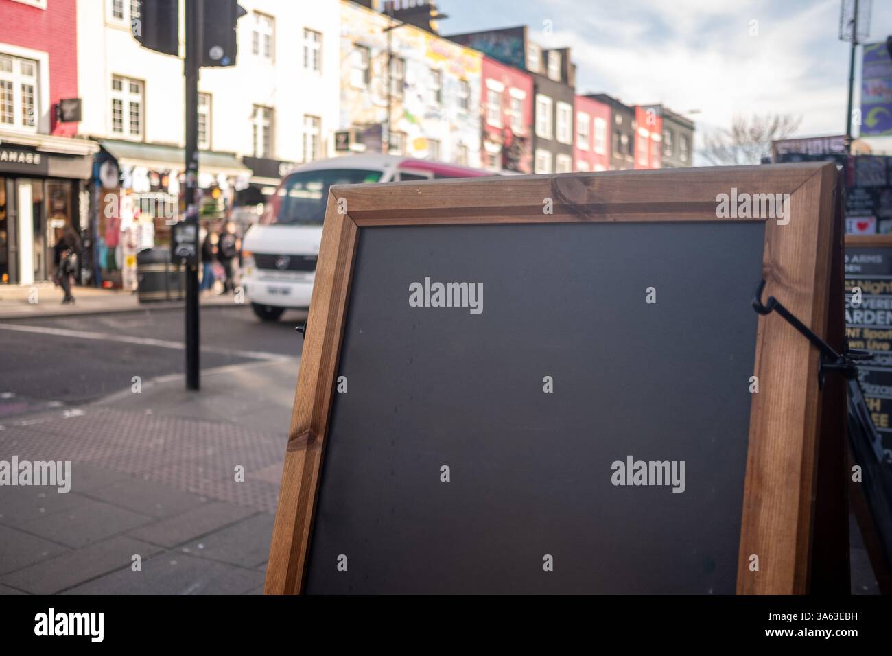 Segnale vuoto con spazio per la copia di testo sull'impostazione della strada urbana Foto Stock