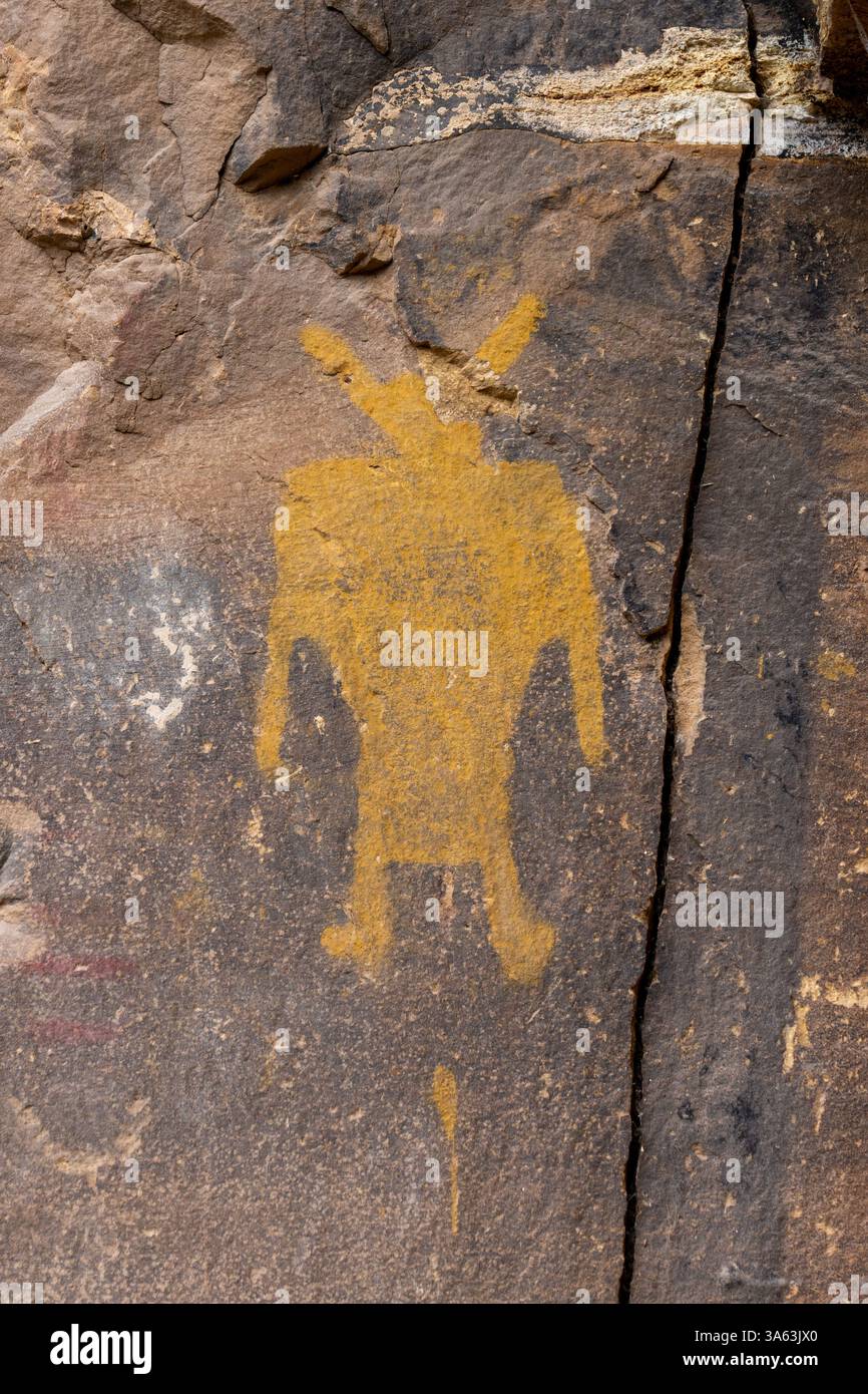 Un pittogramma pre-ispanico dei nativi americani con un uomo cornuto nel Cottonwood Canyon, Nine Mile Canyon nello Utah. Cultura di Fremont. Foto Stock