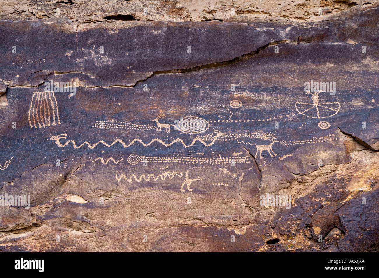 Un pannello d'arte rupestre pre-ispanica dei nativi americani nel Cottonwood Canyon, Nine Mile Canyon nello Utah. Foto Stock