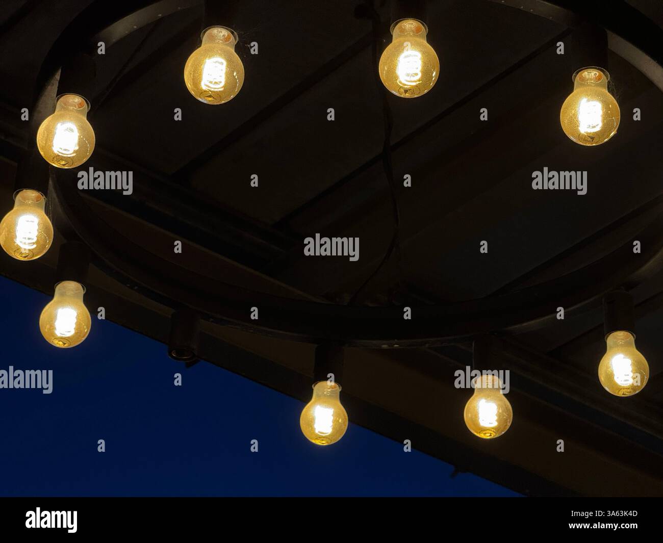 Una formazione circolare di lampadine Foto Stock