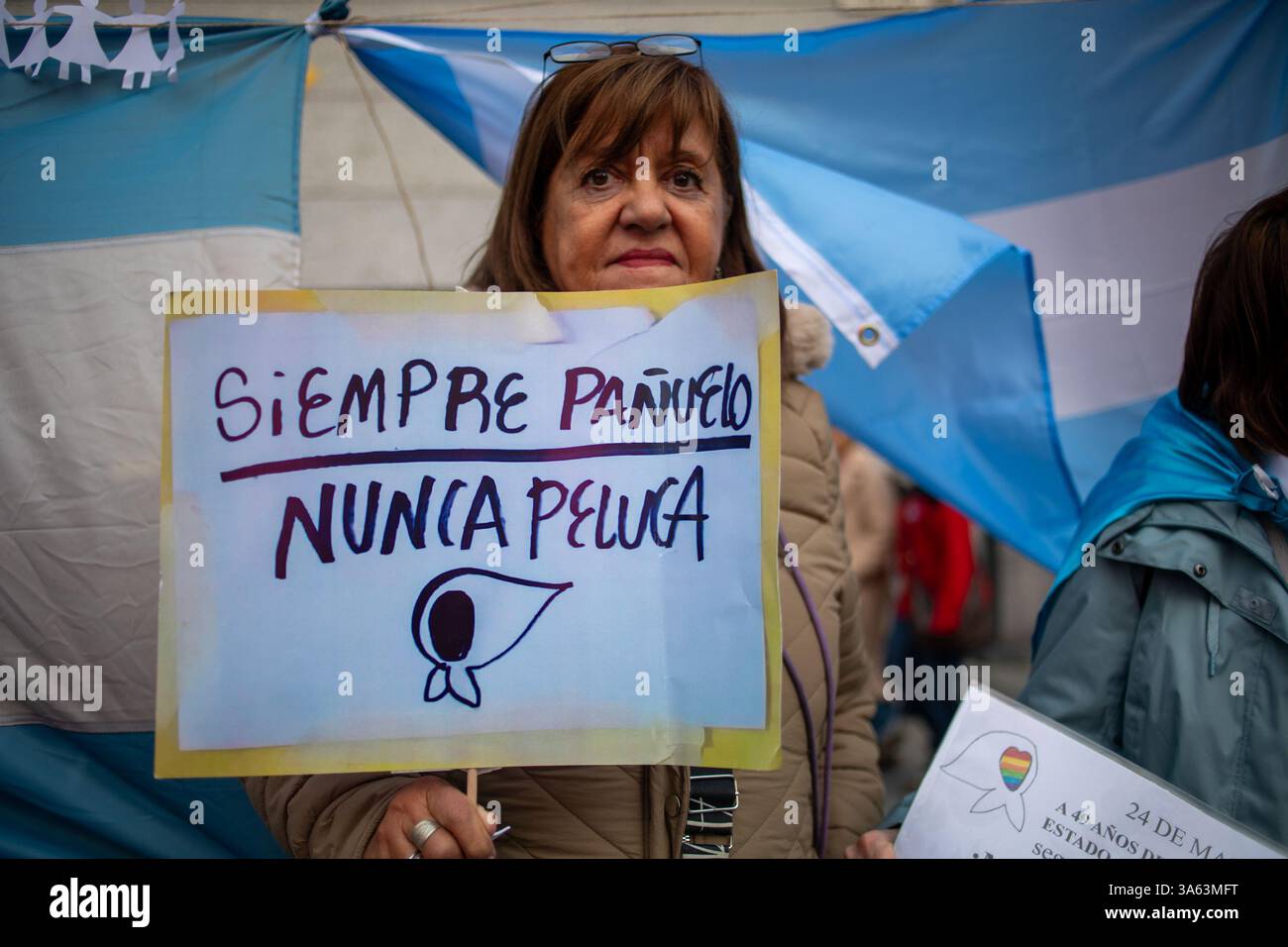 Madrid, Spagna. 24 marzo 2025. La comunità argentina in Spagna si è riunita nella Plaza del Callao di Madrid per commemorare la giornata della memoria per la verità e la giustizia, ricordando il colpo di stato civile-militare del 1976 e i suoi crimini contro l'umanità. Hanno colto l'occasione per protestare contro il governo dell'attuale presidente argentino Javier Milei. Crediti: D. Canales Carvajal/Alamy Live News Foto Stock