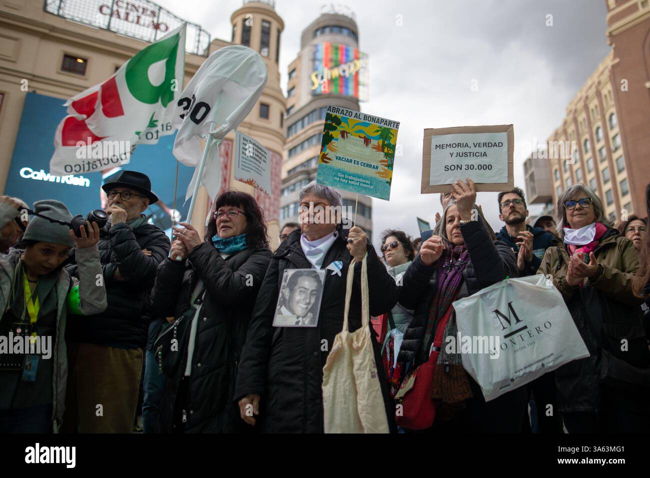 Madrid, Spagna. 24 marzo 2025. Madrid, Spagna. 24 marzo 2025. La comunità argentina in Spagna si è riunita nella Plaza del Callao di Madrid per commemorare la giornata della memoria per la verità e la giustizia, ricordando il colpo di stato civile-militare del 1976 e i suoi crimini contro l'umanità. Hanno colto l'occasione per protestare contro il governo dell'attuale presidente argentino Javier Milei. Crediti: D. Canales Carvajal/Alamy Live News Foto Stock