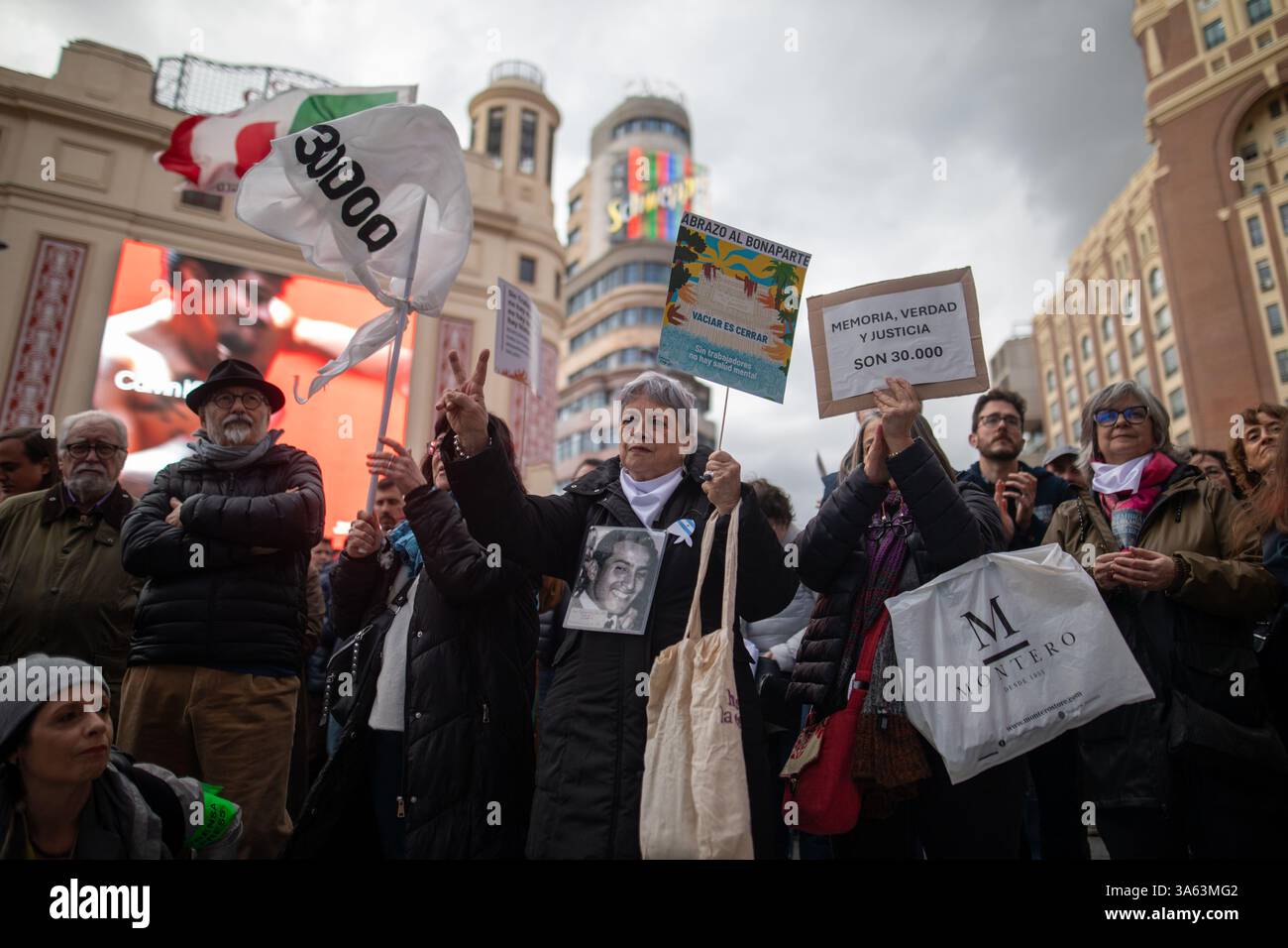 Madrid, Spagna. 24 marzo 2025. Madrid, Spagna. 24 marzo 2025. La comunità argentina in Spagna si è riunita nella Plaza del Callao di Madrid per commemorare la giornata della memoria per la verità e la giustizia, ricordando il colpo di stato civile-militare del 1976 e i suoi crimini contro l'umanità. Hanno colto l'occasione per protestare contro il governo dell'attuale presidente argentino Javier Milei. Crediti: D. Canales Carvajal/Alamy Live News Foto Stock