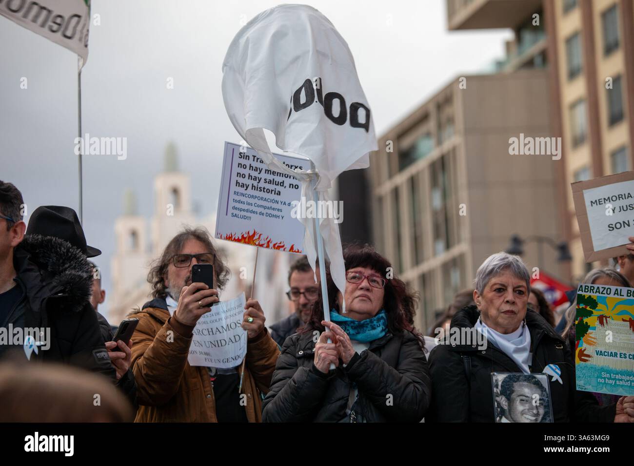 Madrid, Spagna. 24 marzo 2025. Madrid, Spagna. 24 marzo 2025. La comunità argentina in Spagna si è riunita nella Plaza del Callao di Madrid per commemorare la giornata della memoria per la verità e la giustizia, ricordando il colpo di stato civile-militare del 1976 e i suoi crimini contro l'umanità. Hanno colto l'occasione per protestare contro il governo dell'attuale presidente argentino Javier Milei. Crediti: D. Canales Carvajal/Alamy Live News Foto Stock