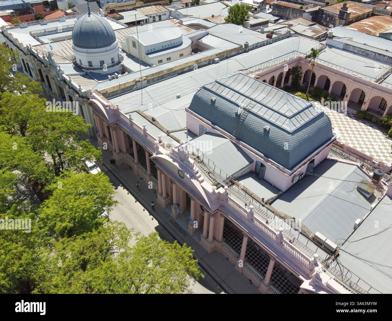 Immagine aerea della sede del governo di Corrientes. Mostra l'edificio governativo, la sua architettura e i dintorni urbani da una prospettiva unica. Foto Stock