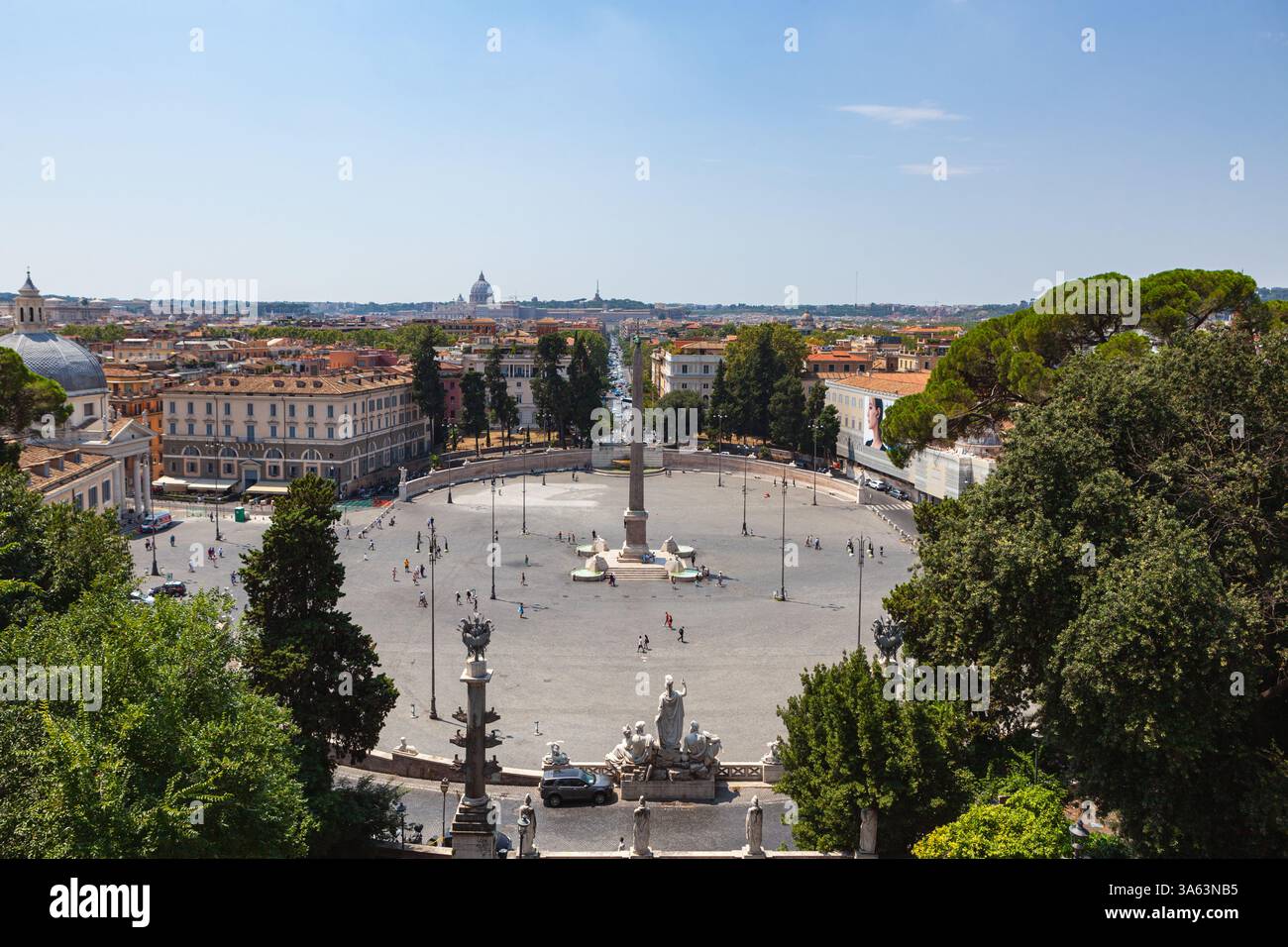Piazza del popolo vista dal colle Pinciano con l'obelisco egizio di Ramses II e la basilica di San Pietro visibili all'orizzonte, Roma, Italia. Foto Stock