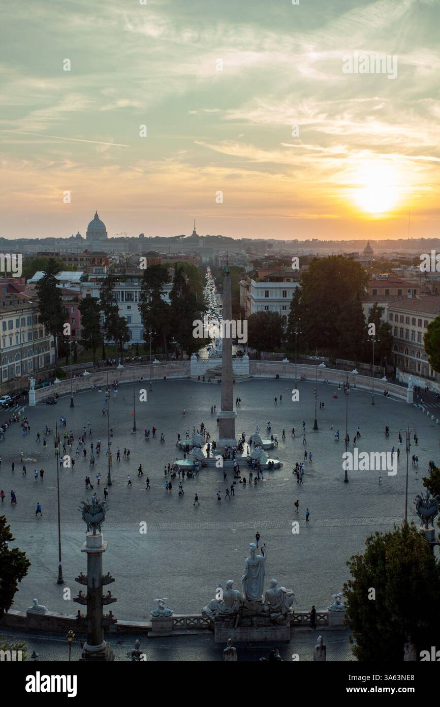 Piazza del popolo vista al crepuscolo dal Pincio con l'obelisco egizio di Ramses II e la Basilica di San Pietro visibili all'orizzonte, Roma, Italia. Foto Stock