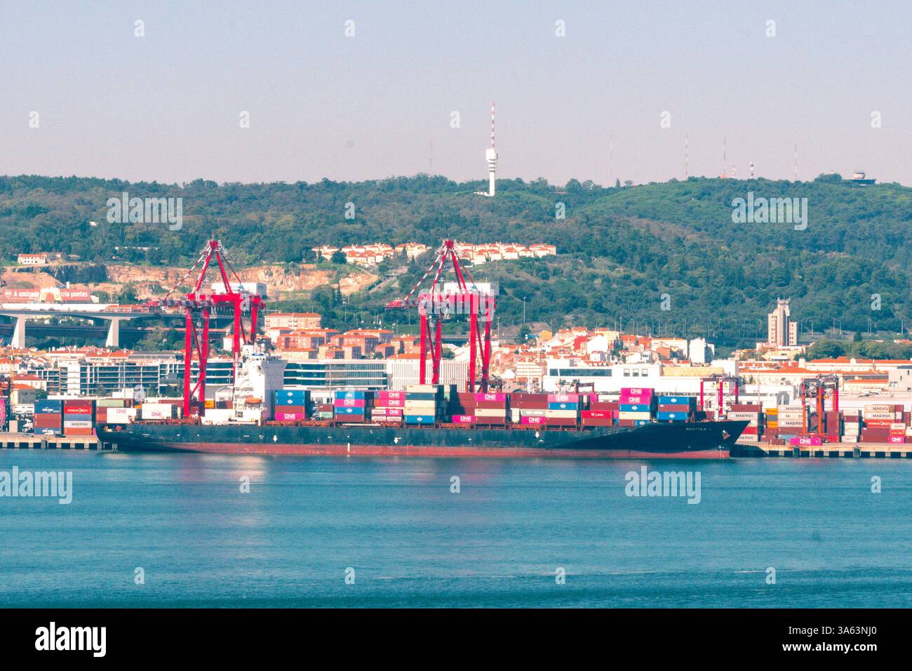 Porto di Lisbona, Lisbona, Portogallo - 23 ottobre 2024 - la nave portacontainer Seattle C che scarica al porto di Lisbona sul fiume Tago. Foto Stock