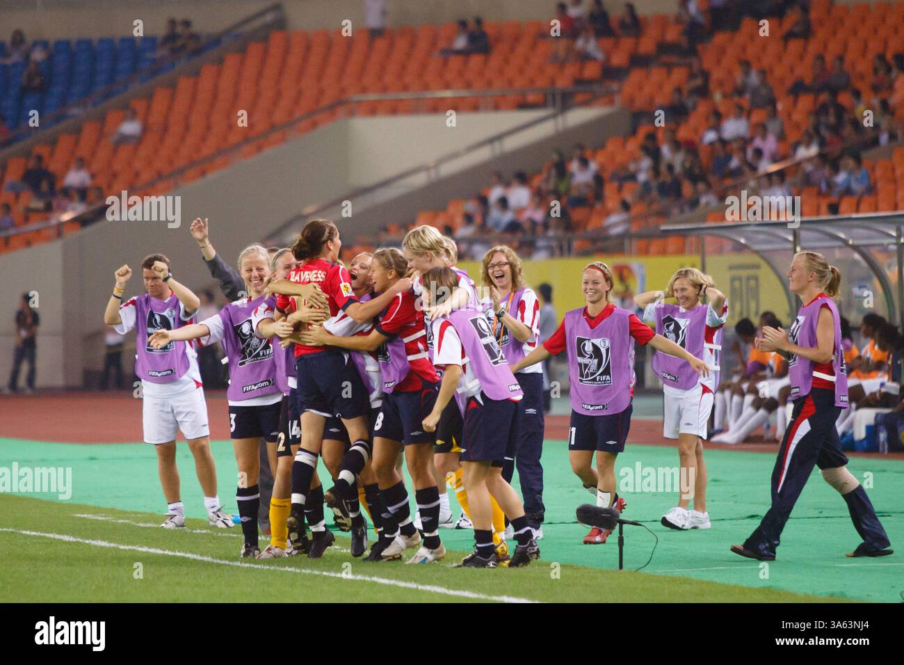 Lise Klaveness di Norvegia festeggia con i compagni di squadra dopo aver segnato un gol contro il Ghana in una partita del gruppo C della Coppa del mondo femminile il 20 settembre 2007 all'Hangzhou Dragon Stadium di Hangzhou, Cina. Solo per uso editoriale. Uso commerciale vietato. (Fotografia di Jonathan Paul Larsen / Diadem Images) Foto Stock Lise Klaveness di Norvegia festeggia con i compagni di squadra dopo aver segnato un gol contro il Ghana in una partita del gruppo C della Coppa del mondo femminile il 20 settembre 2007 all'Hangzhou Dragon Stadium di Hangzhou, Cina. Solo per uso editoriale. Uso commerciale vietato. (Fotografia di Jonathan Paul Larsen / Diadem Images) Foto Stock
