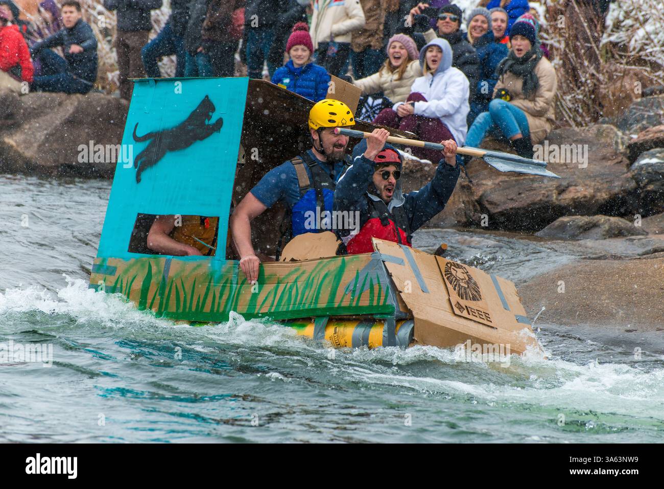 Tre tizi su una barca di carboard Foto Stock