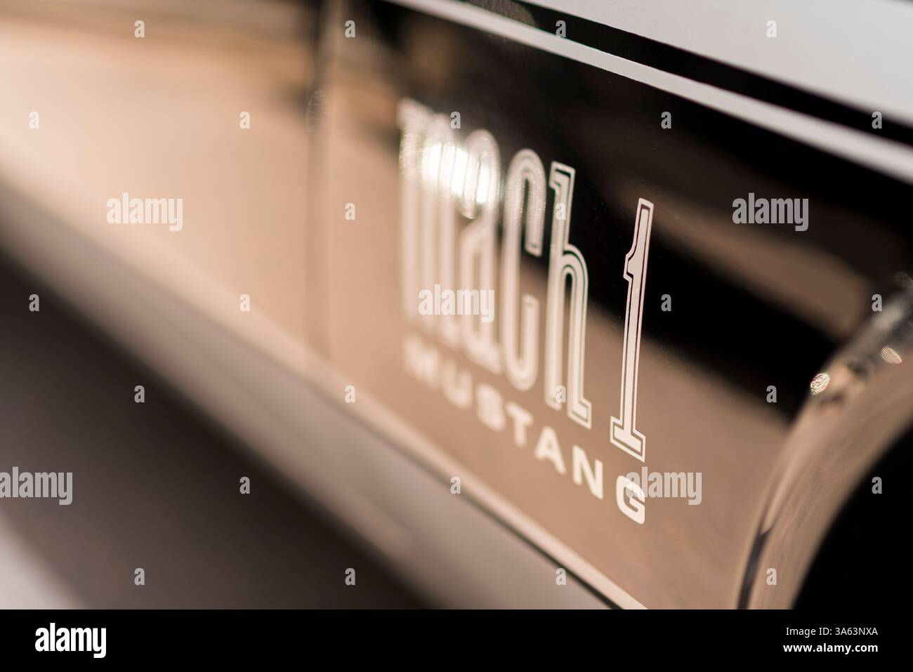 Primo piano del logo Mach 1 Mustang su un'auto d'epoca classica Foto Stock Primo piano del logo Mach 1 Mustang su un'auto d'epoca classica Foto Stock