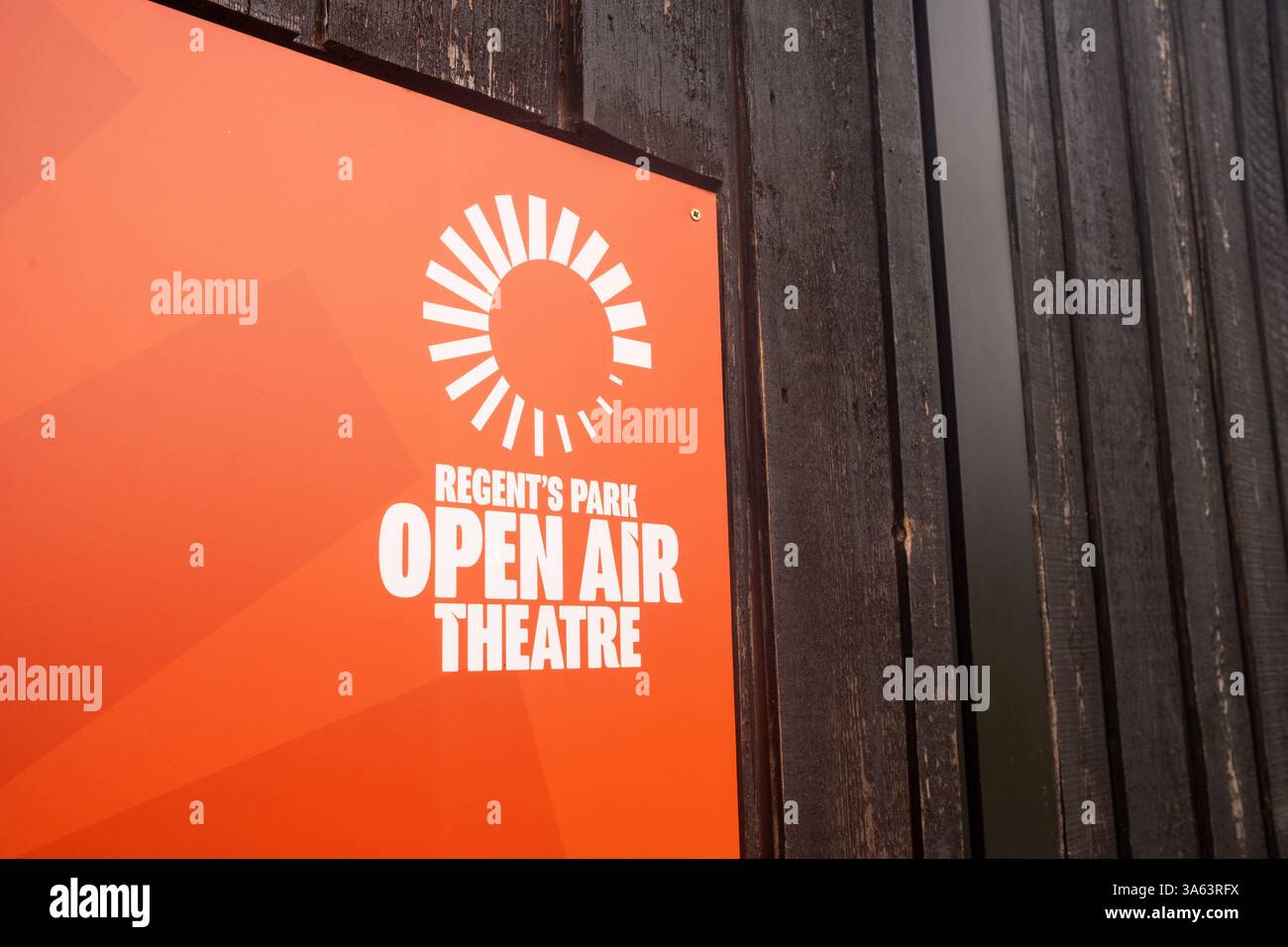 LONDRA - 18 MARZO 2025: Teatro all'aperto a Regents Park, uno dei parchi reali di Londra. Foto Stock