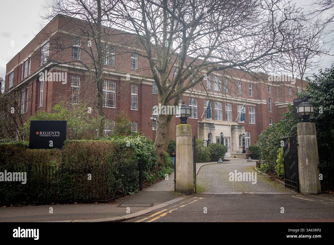 LONDRA - 18 MARZO 2025: Edificio della Regents University a Regents Park. Università privata del campus Foto Stock
