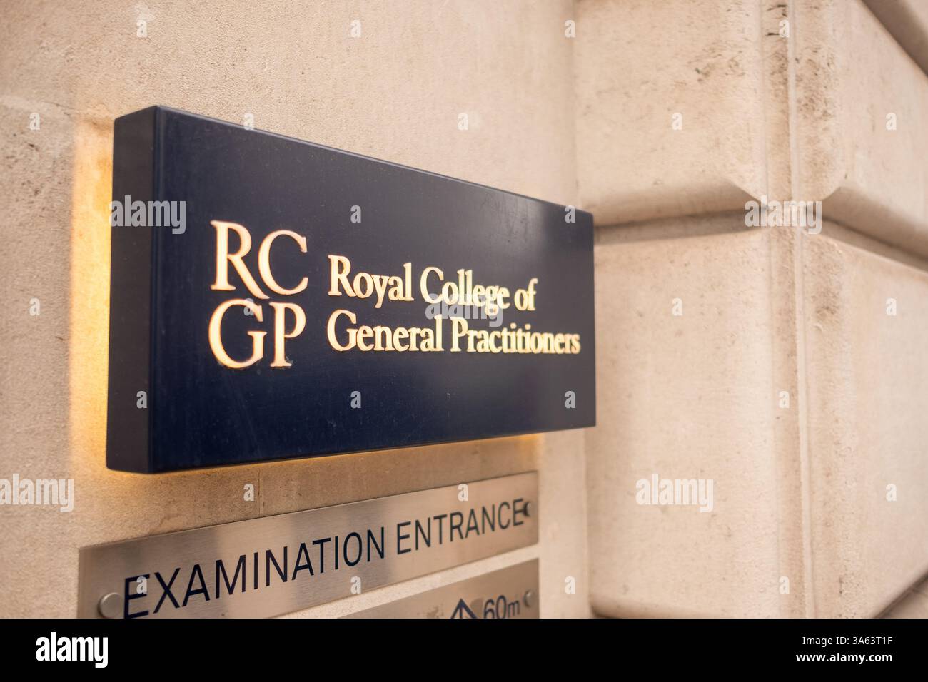 LONDRA - 18 MARZO 2025: Edificio del Royal College of General Practitioners in Euston Road nel centro di Londra. Organismo professionale che rappresenta i GP nel Regno Unito Foto Stock