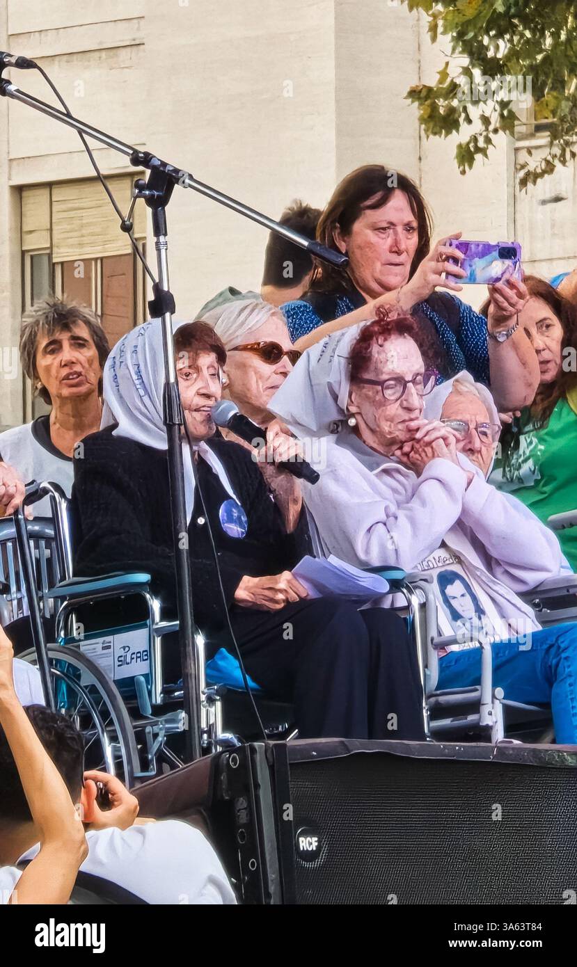 Buenos Aires, 24.03.2025: Nora Cortiñas, Estela de Carlotto, il premio Nobel per la pace Adolfo Perez Esquivel e Fabian Grillo, padre del fotografo Pablo Grillo, recentemente colpito dalle forze di sicurezza durante una repressione, chiedono alle 30.000 persone scomparse durante l'ultima dittatura militare, che ha ormai 49 anni. (Foto: Néstor J. Beremblum / Alamy News) Foto Stock