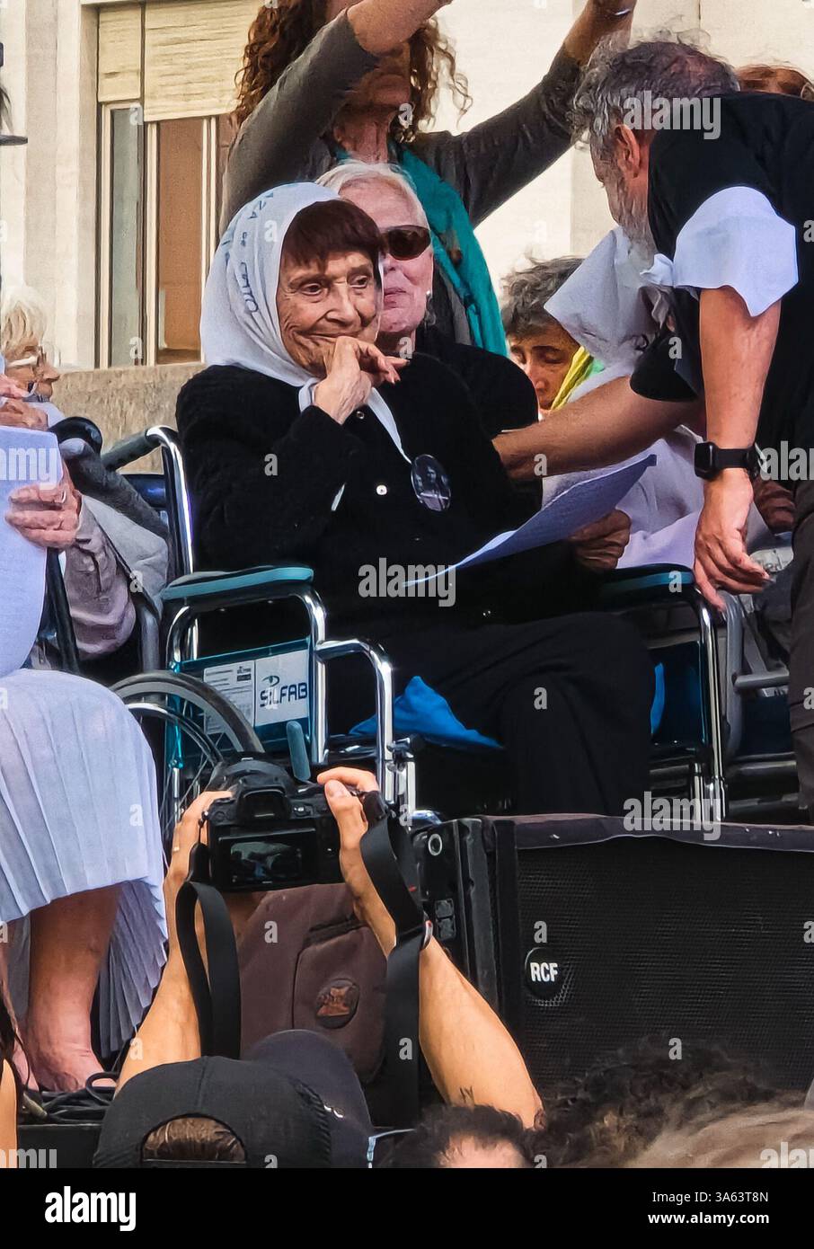Buenos Aires, 24.03.2025: Nora Cortiñas, Estela de Carlotto, il premio Nobel per la pace Adolfo Perez Esquivel e Fabian Grillo, padre del fotografo Pablo Grillo, recentemente colpito dalle forze di sicurezza durante una repressione, chiedono alle 30.000 persone scomparse durante l'ultima dittatura militare, che ha ormai 49 anni. (Foto: Néstor J. Beremblum / Alamy News) Foto Stock