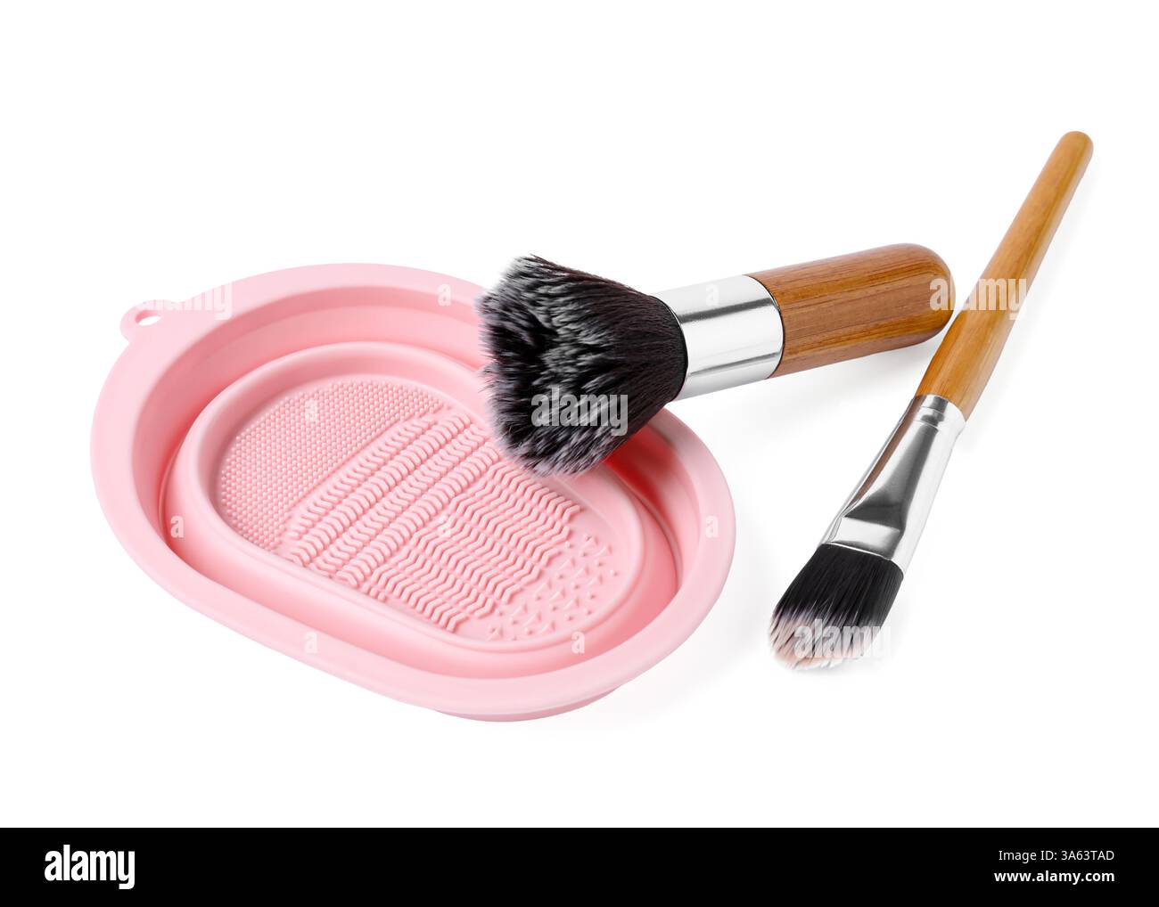 Spazzole per trucco e tampone di pulizia isolati su bianco Foto Stock