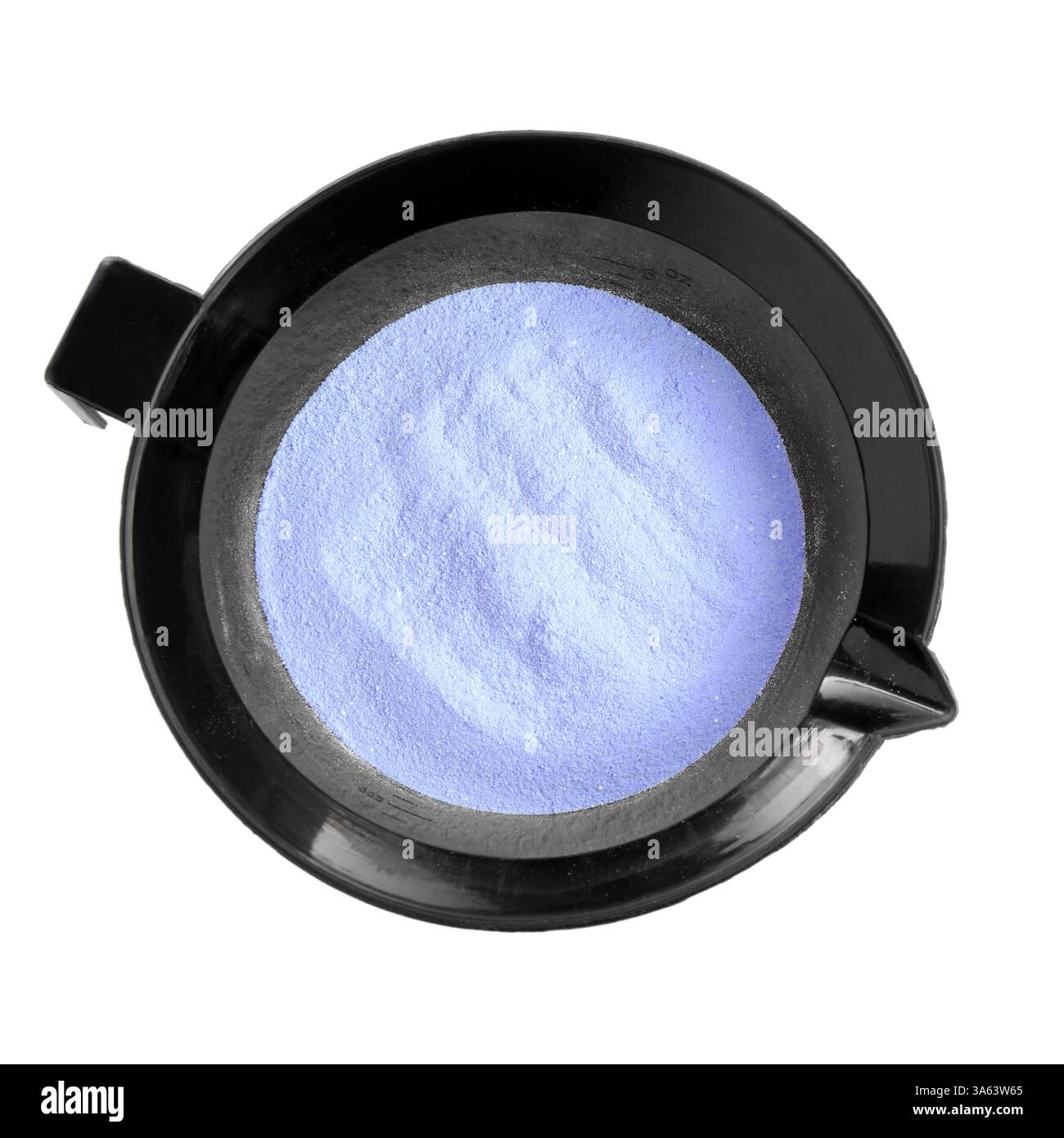 Recipiente con polvere sbiancante isolata su bianco, vista dall'alto Foto Stock