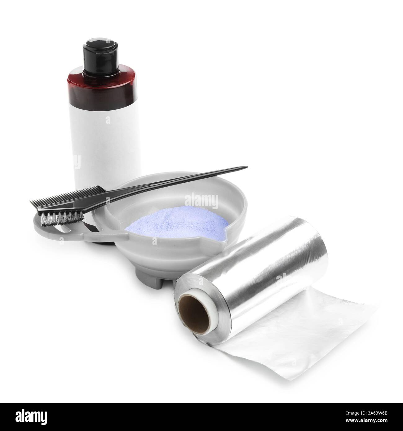 Polvere sbiancante e strumenti per parrucchieri isolati su bianco Foto Stock