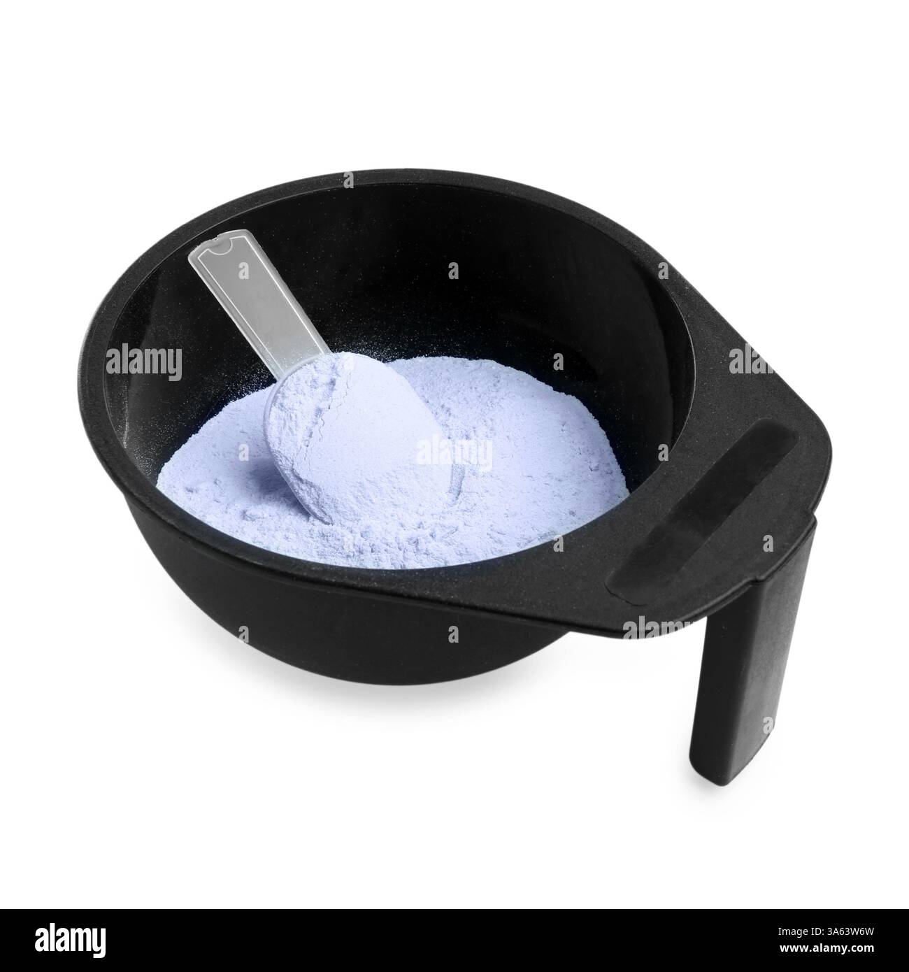 Recipiente con polvere sbiancante per capelli e paletta isolata su bianco Foto Stock