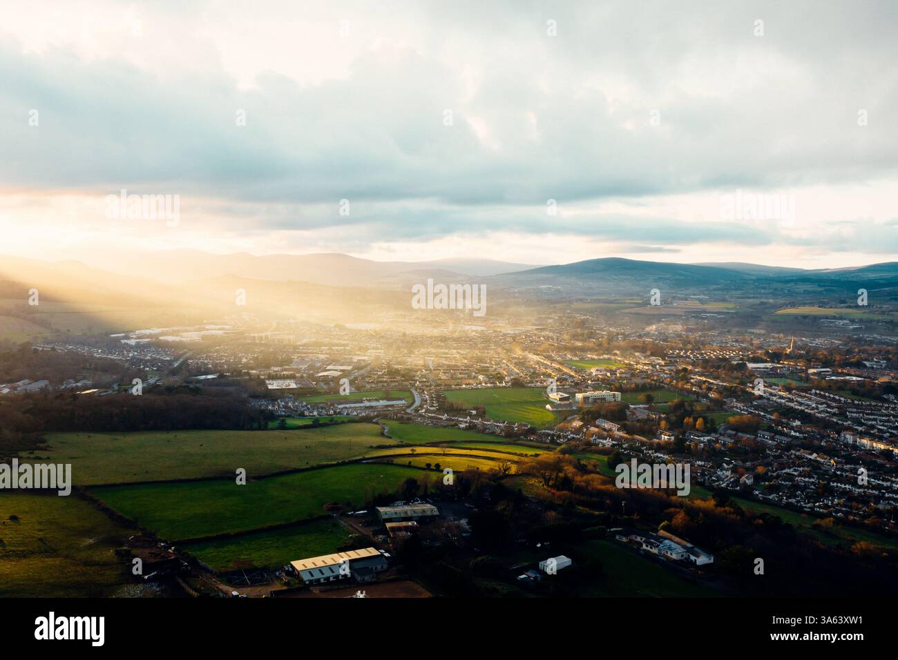 Vista aerea della città di Bray e della costa da Bray Head a Golden Hour, Wicklow, Irlanda Foto Stock