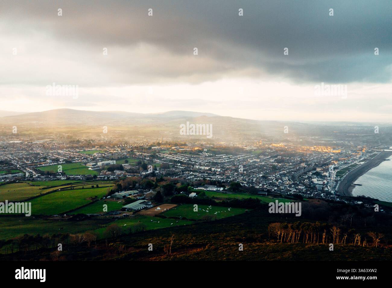 Vista aerea della città di Bray e della costa da Bray Head a Golden Hour, Wicklow, Irlanda Foto Stock