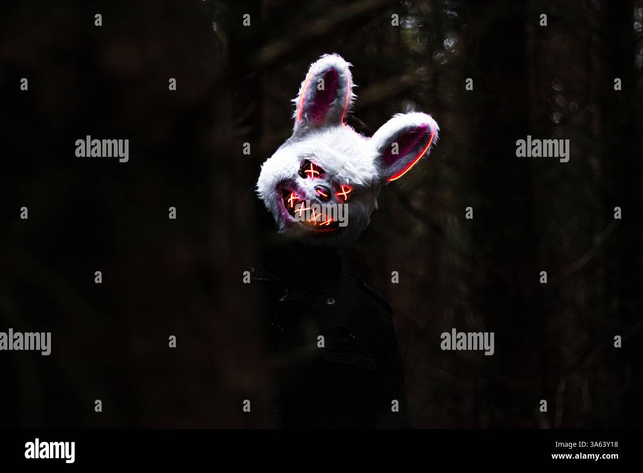 Spaventoso Bunny Mask con Neon X Eyes - Halloween Fear in the Forest Foto Stock