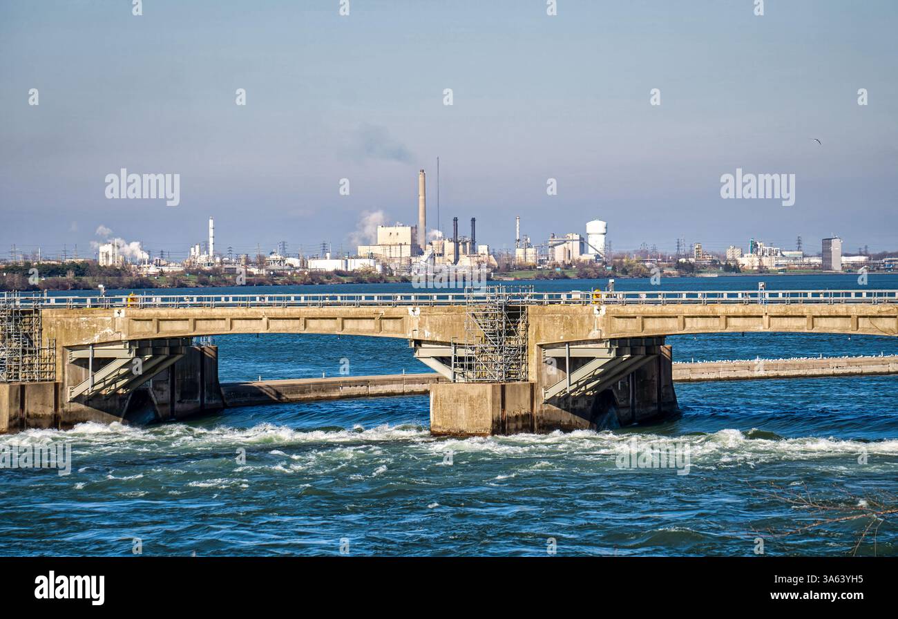 La diga di controllo internazionale delle cascate del Niagara (ICD), costruita nel 1954, controlla la deviazione dell'acqua dal fiume Niagara tra il Canada e gli Stati Uniti. La dentro Foto Stock
