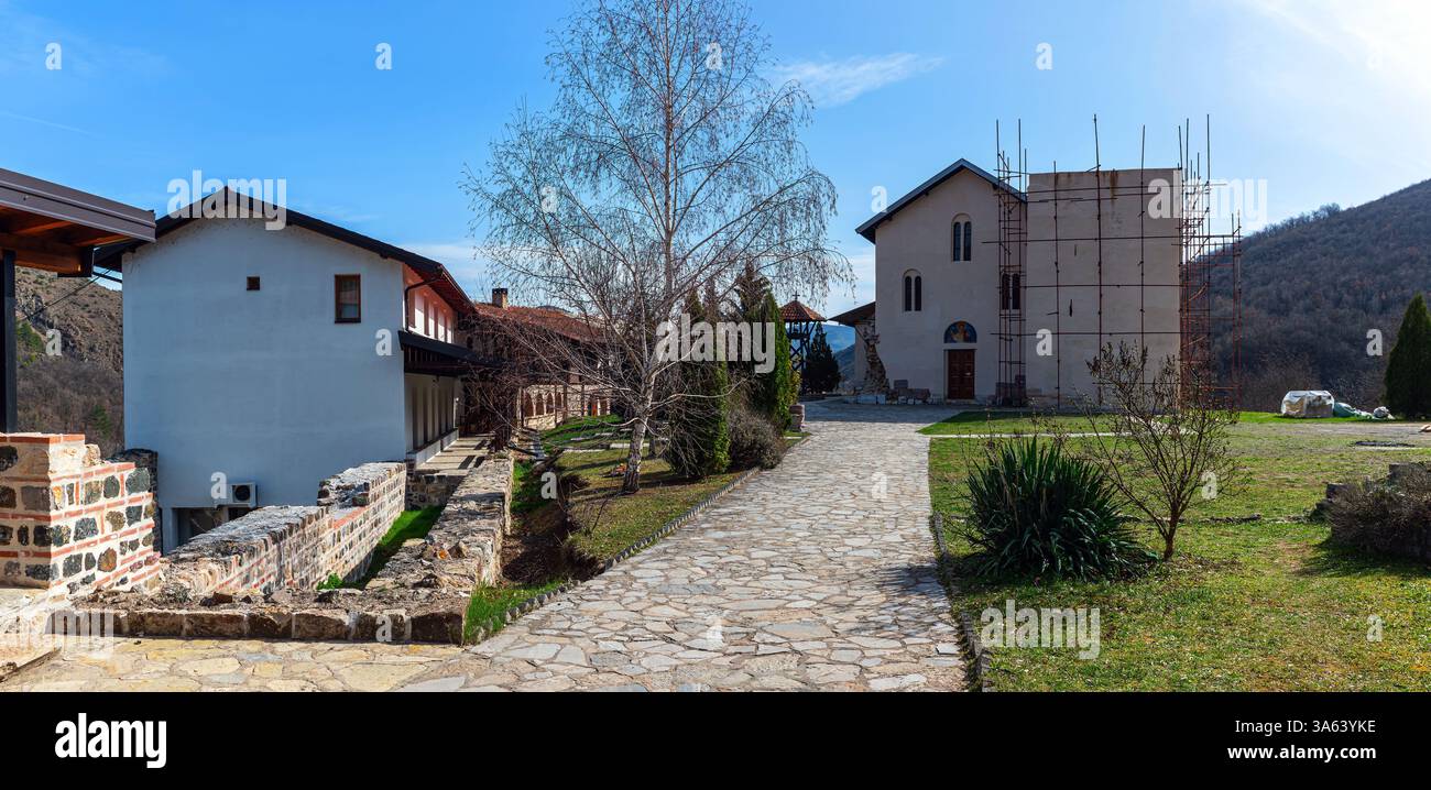 Il monastero di Banjska è un monastero ortodosso serbo situato nel villaggio di Banjska vicino a Zvečan, in Kosovo. Foto Stock