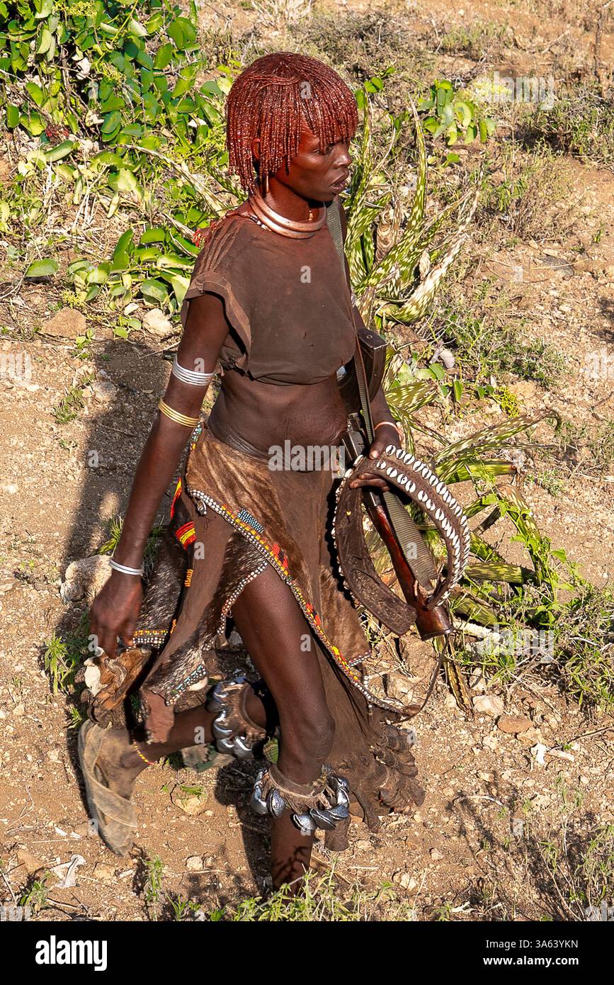 Etiopia, durante una cerimonia le donne in un villaggio della tribù Hamer nella valle sud di Omo. 17 febbraio 2024 Foto Stock