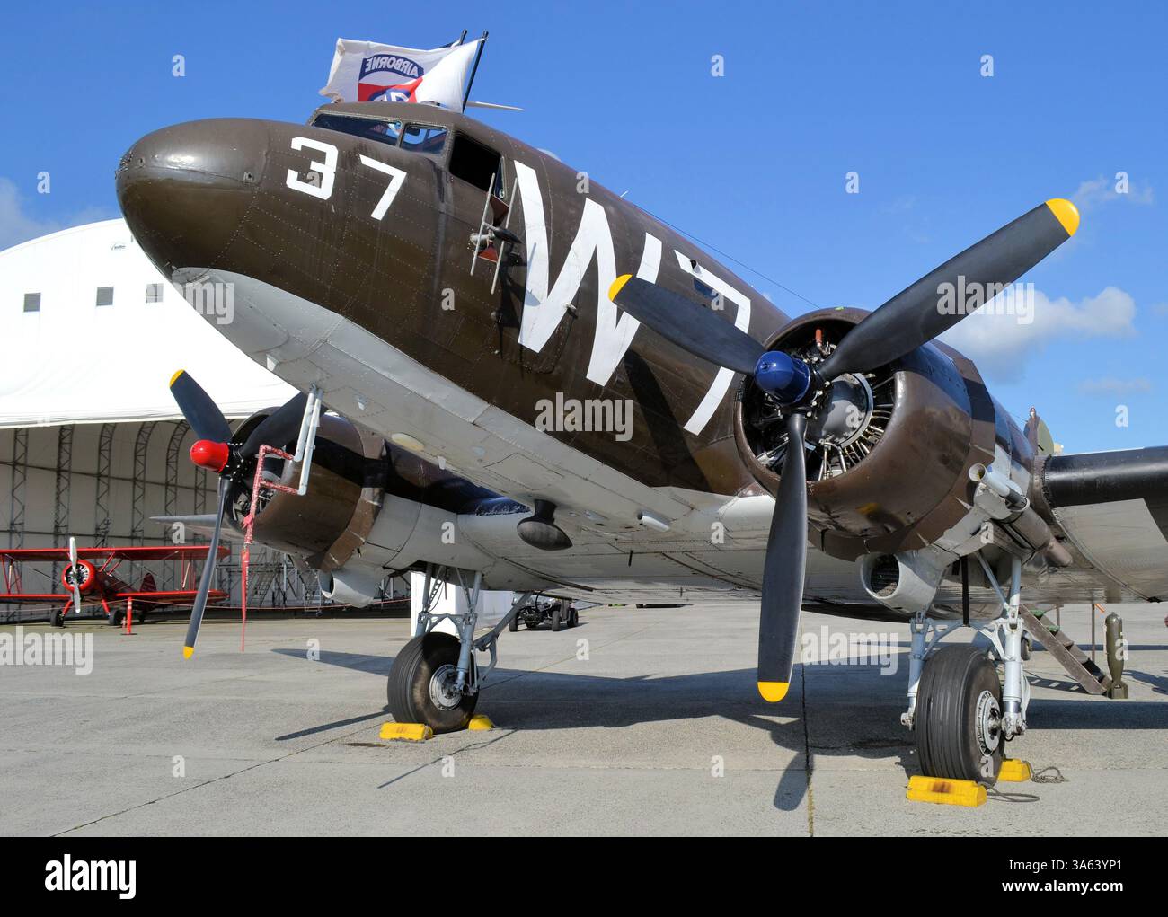 C-47, con strisce del D-Day all'aeroporto regionale di Barnes, Massachusetts Foto Stock
