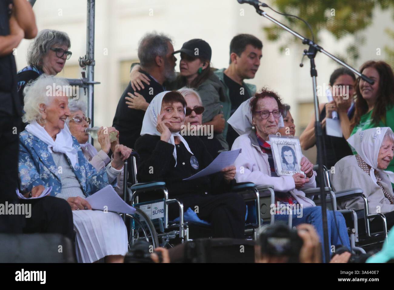 Buenos Aires, 24.03.2025: Nora Cortiñas, Estela de Carlotto, il premio Nobel per la pace Adolfo Perez Esquivel e Fabian Grillo, padre del fotografo Pablo Grillo, recentemente colpito dalle forze di sicurezza durante una repressione, chiedono alle 30.000 persone scomparse durante l'ultima dittatura militare, che ha ormai 49 anni. (Foto: Néstor J. Beremblum / Alamy News) Foto Stock