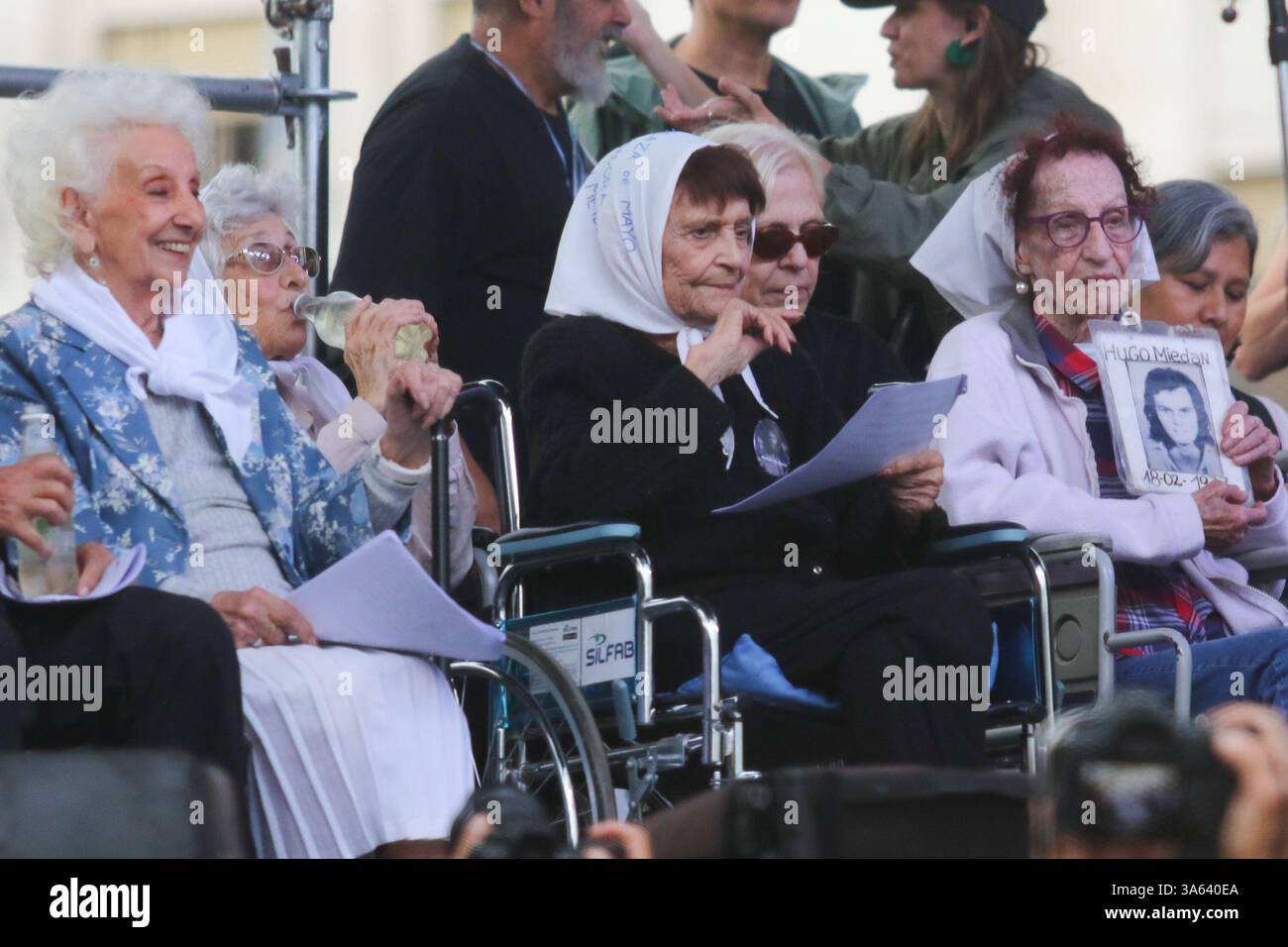 Buenos Aires, 24.03.2025: Nora Cortiñas, Estela de Carlotto, il premio Nobel per la pace Adolfo Perez Esquivel e Fabian Grillo, padre del fotografo Pablo Grillo, recentemente colpito dalle forze di sicurezza durante una repressione, chiedono alle 30.000 persone scomparse durante l'ultima dittatura militare, che ha ormai 49 anni. (Foto: Néstor J. Beremblum / Alamy News) Foto Stock