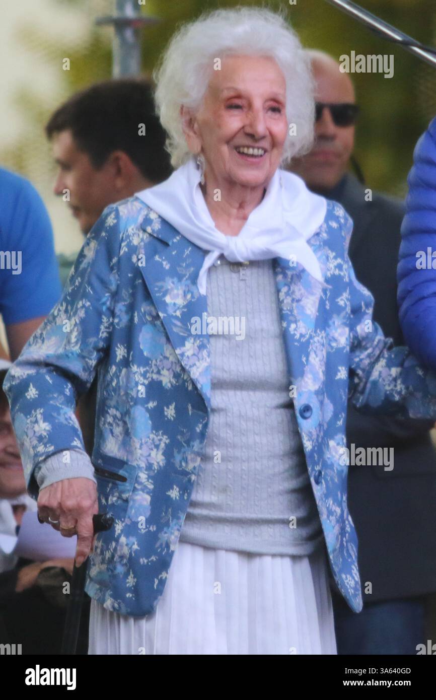 Buenos Aires, 24.03.2025: Nora Cortiñas, Estela de Carlotto, il premio Nobel per la pace Adolfo Perez Esquivel e Fabian Grillo, padre del fotografo Pablo Grillo, recentemente colpito dalle forze di sicurezza durante una repressione, chiedono alle 30.000 persone scomparse durante l'ultima dittatura militare, che ha ormai 49 anni. (Foto: Néstor J. Beremblum / Alamy News) Foto Stock