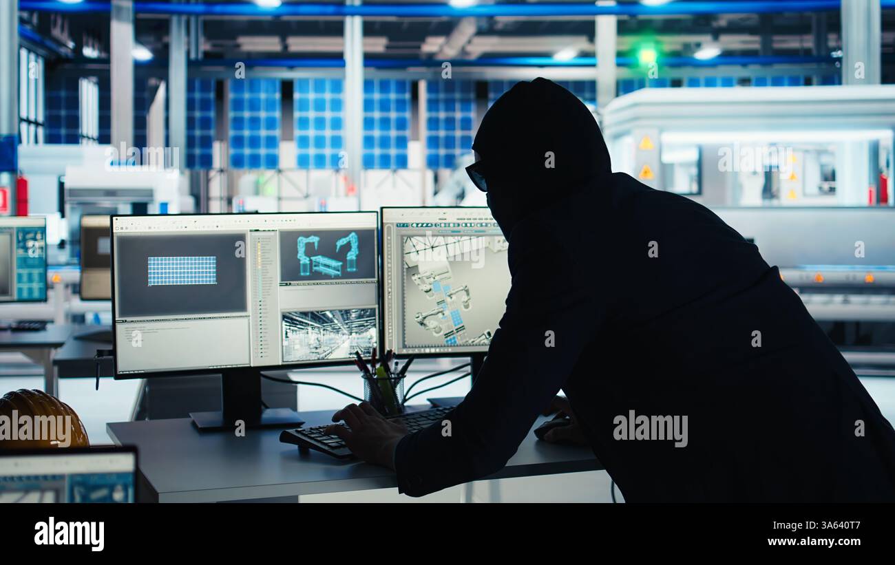 Il lavoratore mascherato in una fabbrica di fotovoltaico commette spionaggio aziendale, rubando tecnologia proprietaria utilizzando una chiavetta USB. L'uomo sfrutta l'accesso privilegiato per copiare i segreti commerciali dell'impianto di pannelli solari, la telecamera A. Foto Stock
