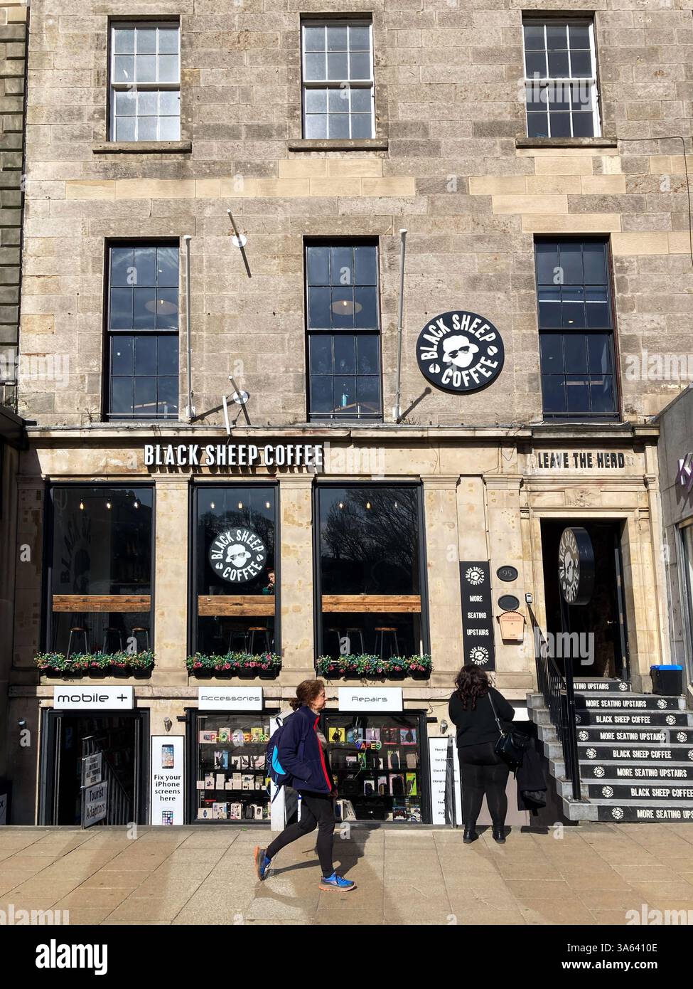 Black Sheep Coffee, Princes Street, Edimburgo, Scozia - Immagine stock catturata con smartphone