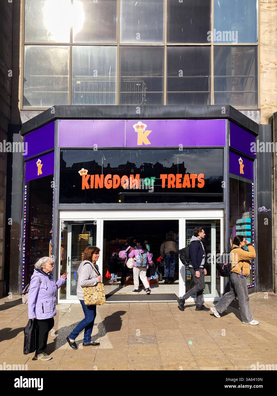 Negozio di dolci in stile americano Kingdom of Treats, Princes Street, Edimburgo, Scozia - Immagine stock catturata con smartphone