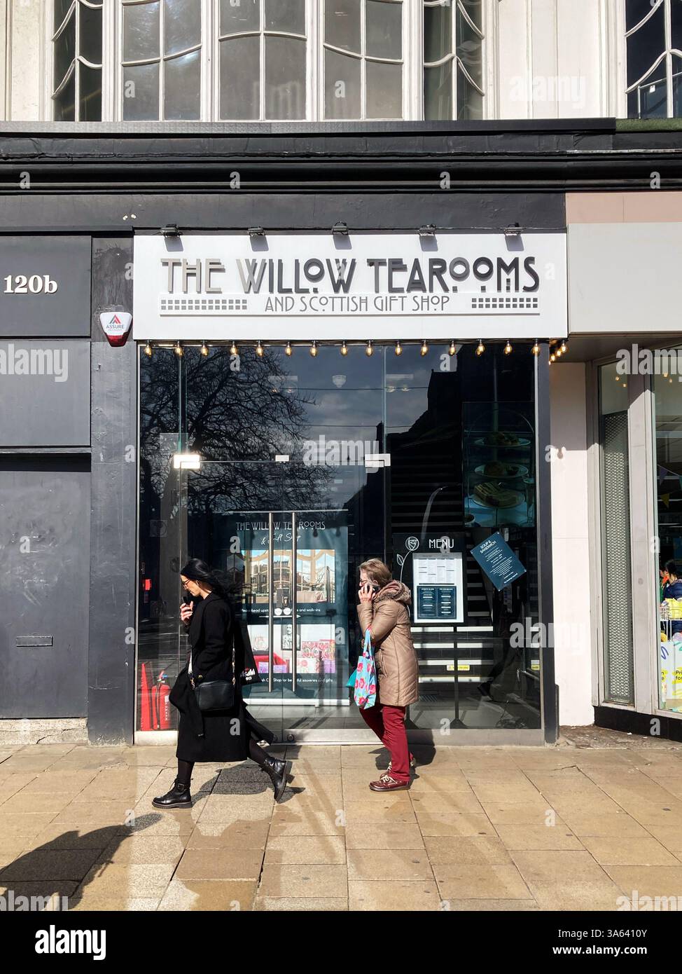 The Willow Tea Rooms and Scottish Gift Shop, Princes Street, Edimburgo, Scozia - Immagine stock catturata con smartphone