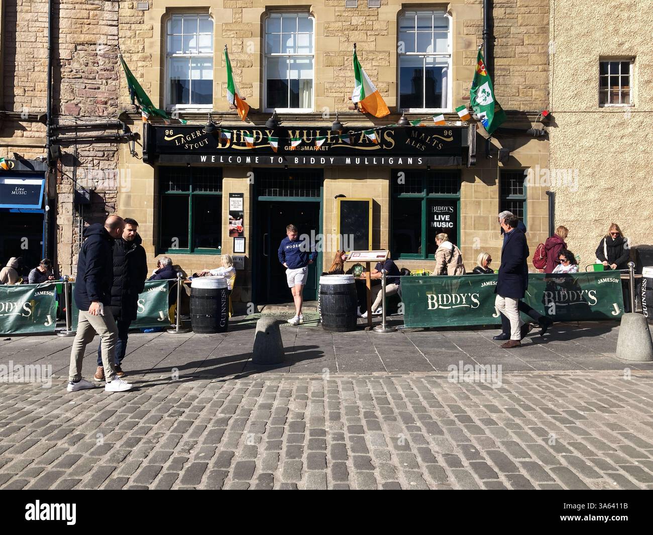Bar Biddy Mulligans, pub irlandese, Grassmarket Edinburgh, Scozia - Immagine stock catturata con smartphone