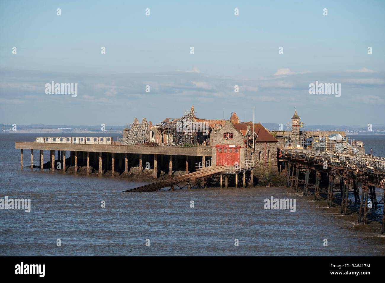 Molo di Birnbeck a Weston-super-Mare in una giornata soleggiata e limpida con l'alta marea. Foto Stock
