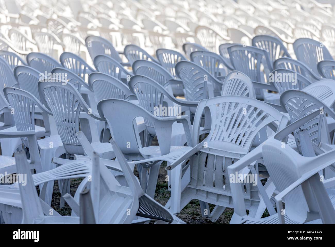 Posti a sedere per eventi all'aperto, file di sedie, sedie da giardino ribaltate in plastica, plastica, design monoblocco, ordine disturbato, disordine, Butzbach, bagnato Foto Stock