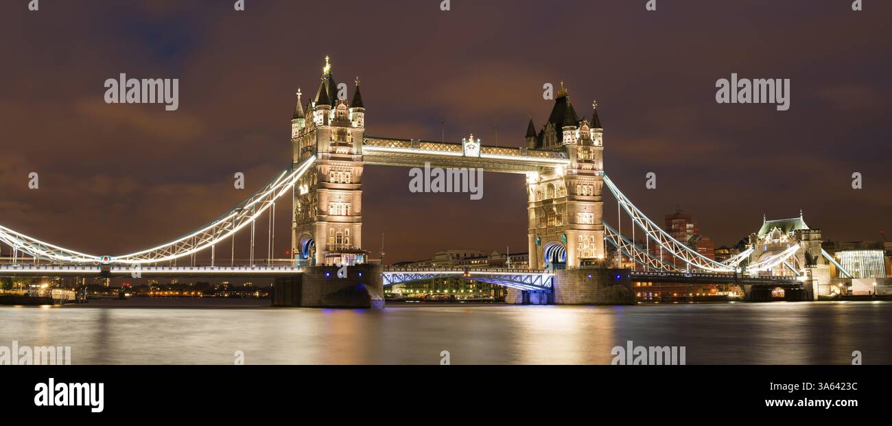 London Tower Bridge sul tramonto illuminata con colori diversi Foto Stock
