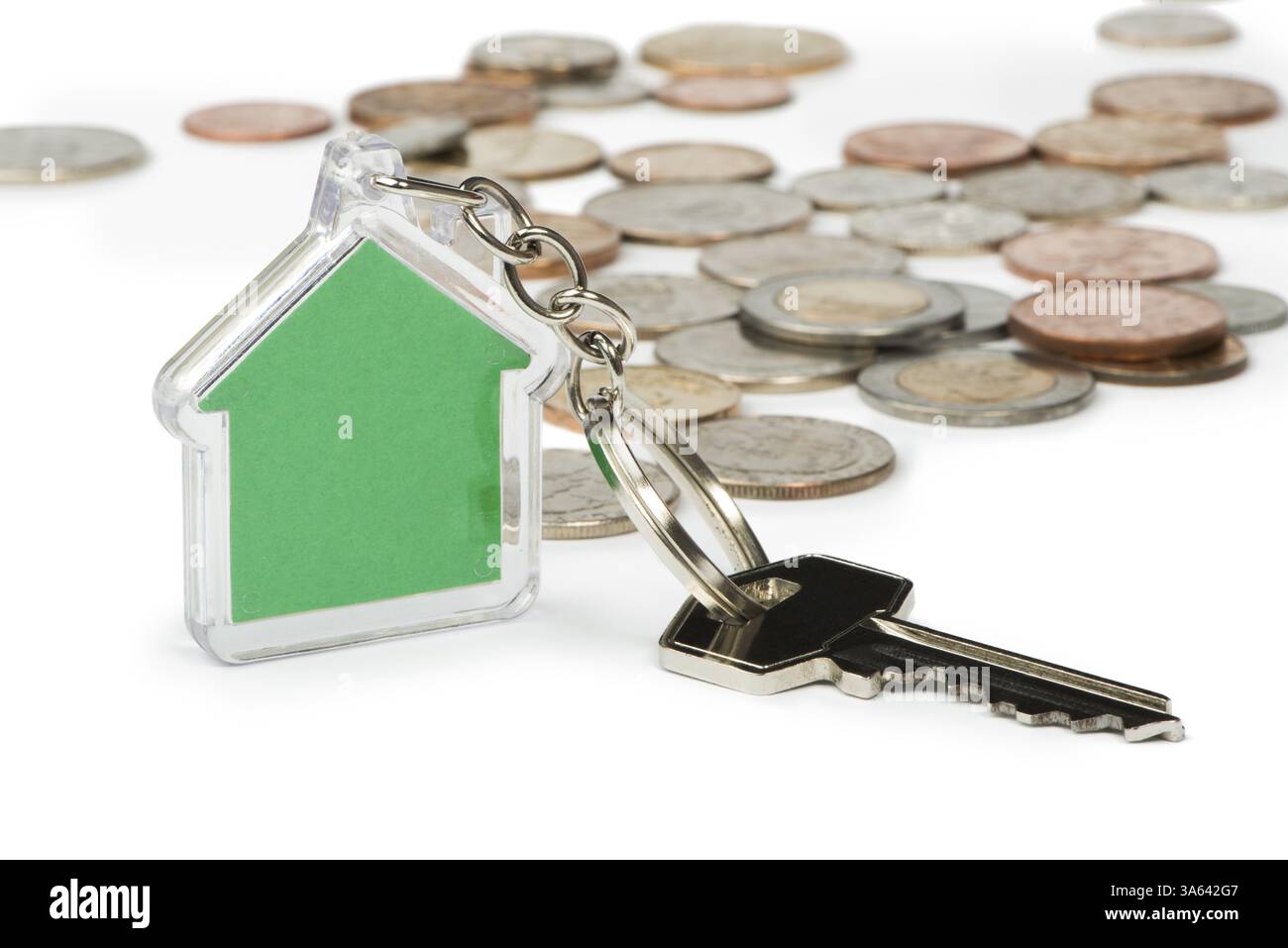 Monete e green house key ring. Isolato bianco studio shot Foto Stock