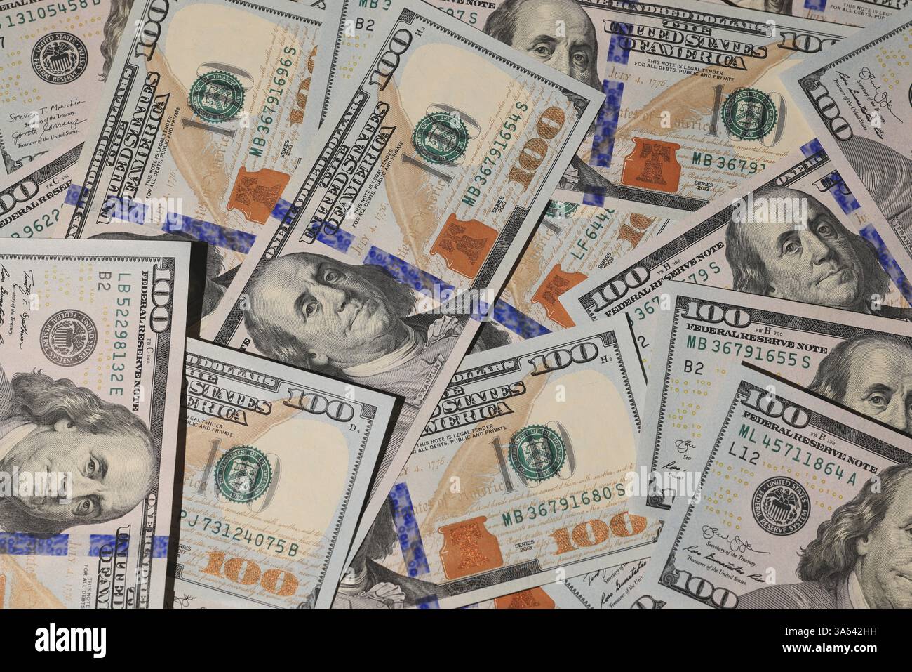 Pile di banconote da cento dollari che simboleggiano la ricchezza e la prosperità finanziaria nell'economia Foto Stock